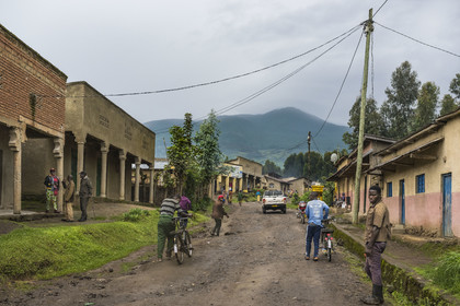Rwanda, Province du Nord, District de Musanze (Ruhengeri), Busogo, piste menant au mont Karisimbi dans les montagnes des Virunga dont il est le point culminant (en arrière plan) et où vivent les gorilles