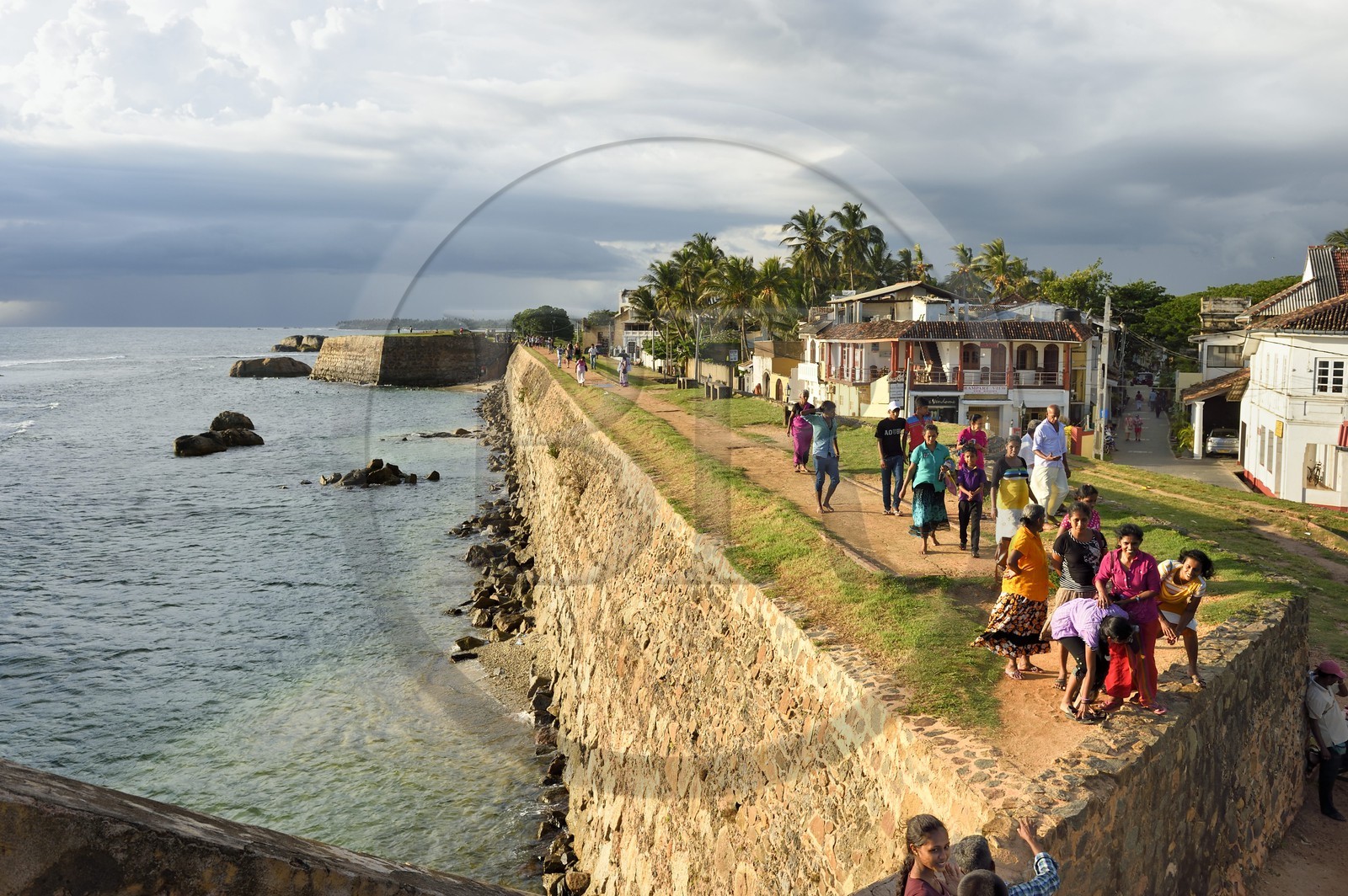 Sri Lanka, Province du Sud, Fort de Galle, classé Patrimoine Mondial de l'UNESCO, vieilles maisons coloniales derrières les remparts maritimes de la ville fortifiée