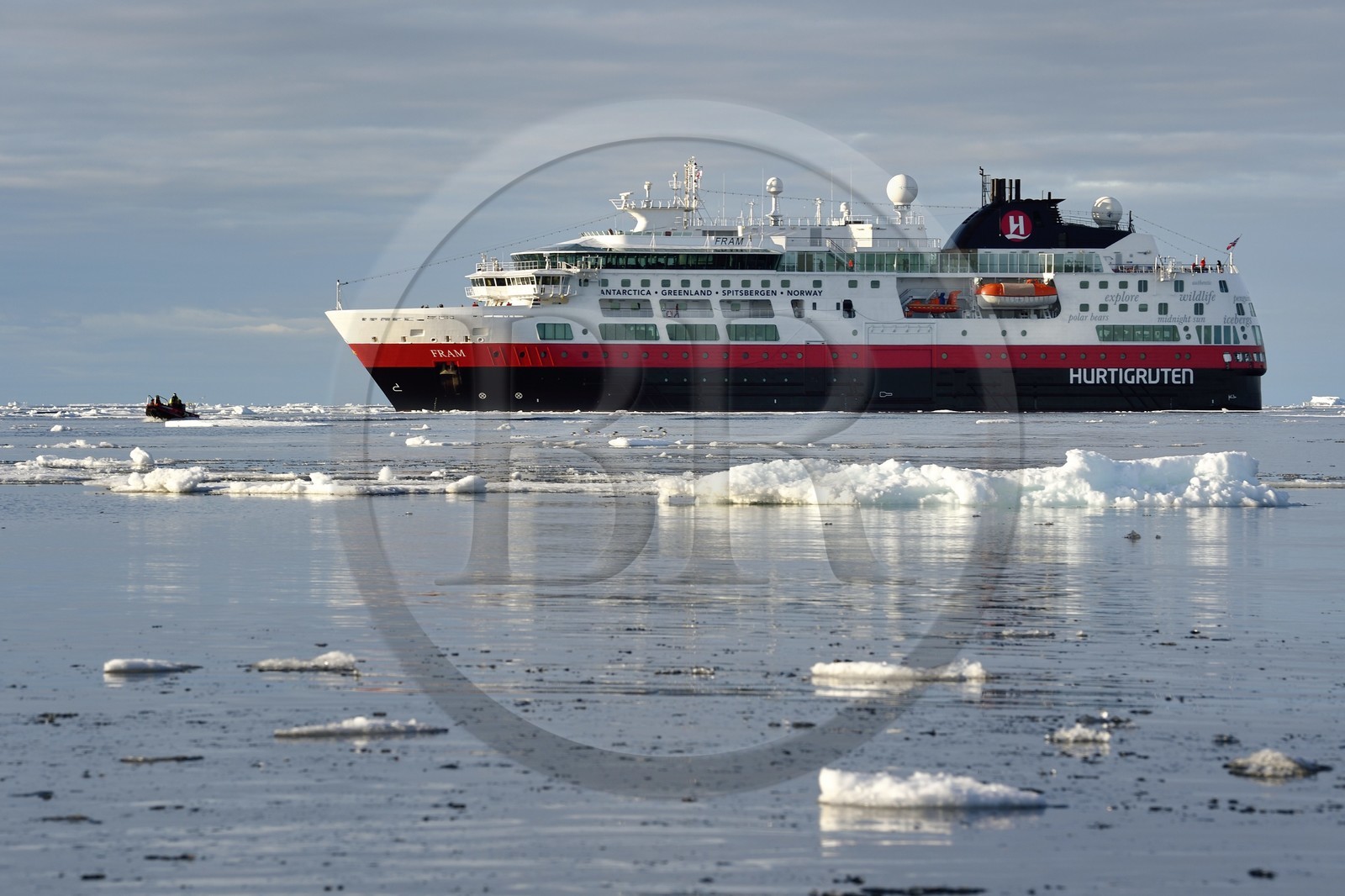 Groenland, cote Nord-Ouest, Smith sound au nord de la baie de Baffin, le bateau de croisière MS Fram de la compagnie Hurtigruten en bordure de la banquise, Latitude: 78° 21' 55,788 N