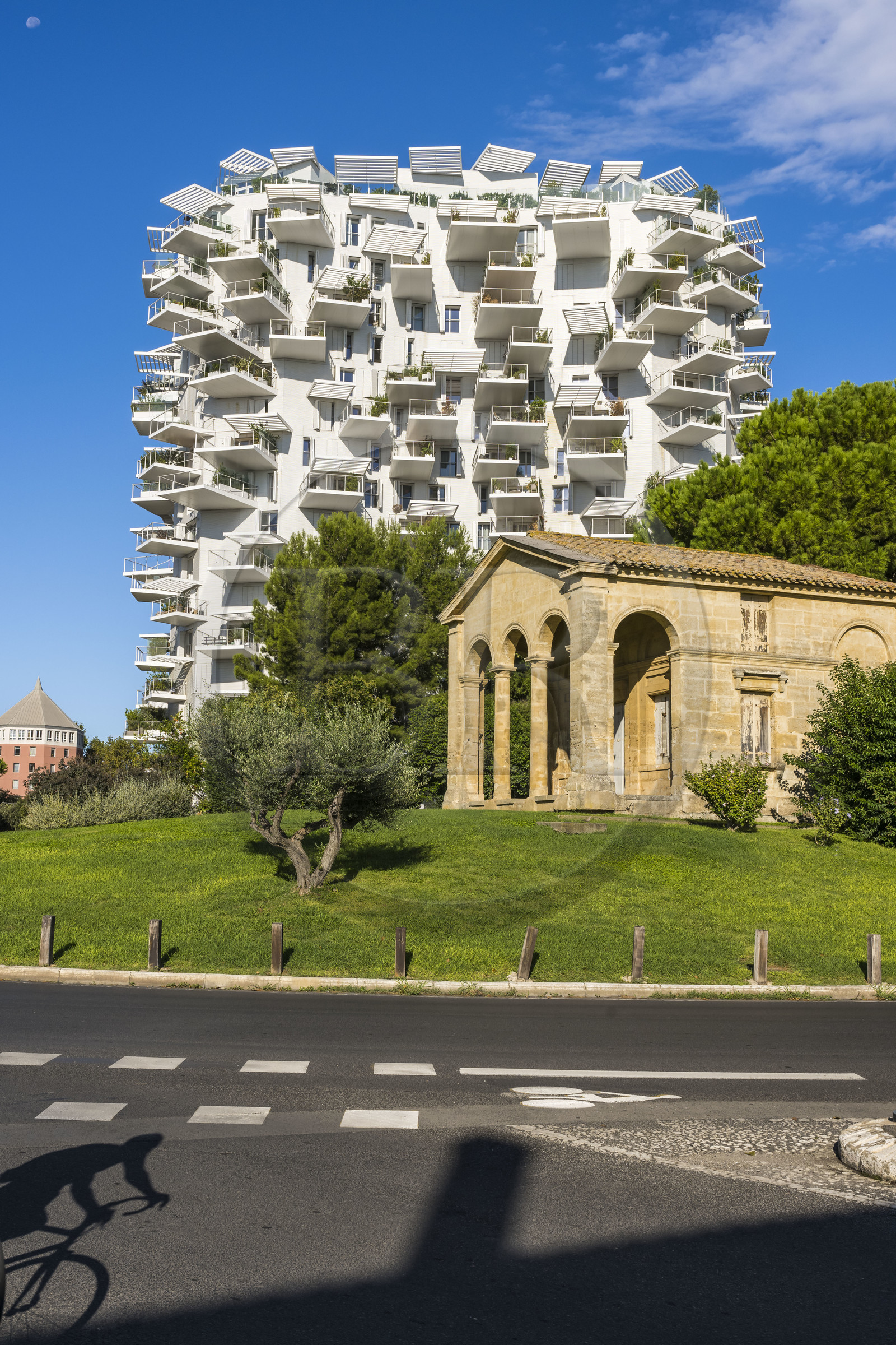 France, Hérault (34), Montpellier, quartier Richter, les rives du Lez, l'immeuble L'Arbre Blanc, réalisé par l'architecte japonais Sou Foujimoto avec les architectes français Nicolas Laisné et Manal Rachdi, le bureau d'Octroi de Richter au premier plan