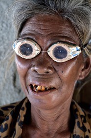 Philippines, Calamian Islands dans le nord de Palawan, Uson Island dans la baie de Coron, village de Barangay Lajala, la plongeuse-cueilleuse d'algues Lilia Magahon 62 ans du groupe ethnique des Tagbanua