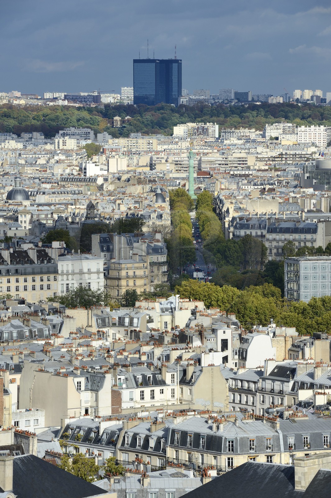France, Paris (75), la colonne de Juillet sur la place de la Bastille et les arbres du cimetière du Père Lachaise en arrière plan