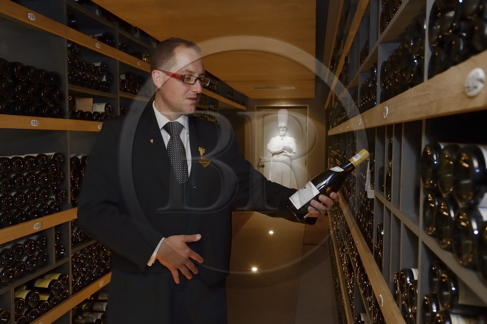France, Rhône (69), Collonges-au-Mont-d'Or, Restaurant L'Auberge du Pont de Collonges de Paul Bocuse, trois étoiles au Guide Michelin depuis 1965, le sommelier Mathieu vial dans la cave à vin