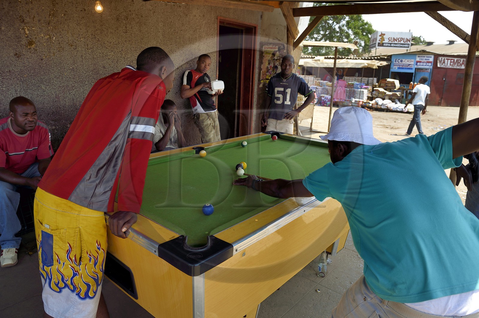 Zimbabwe, Harare, marché de Mbare, joueurs de billard