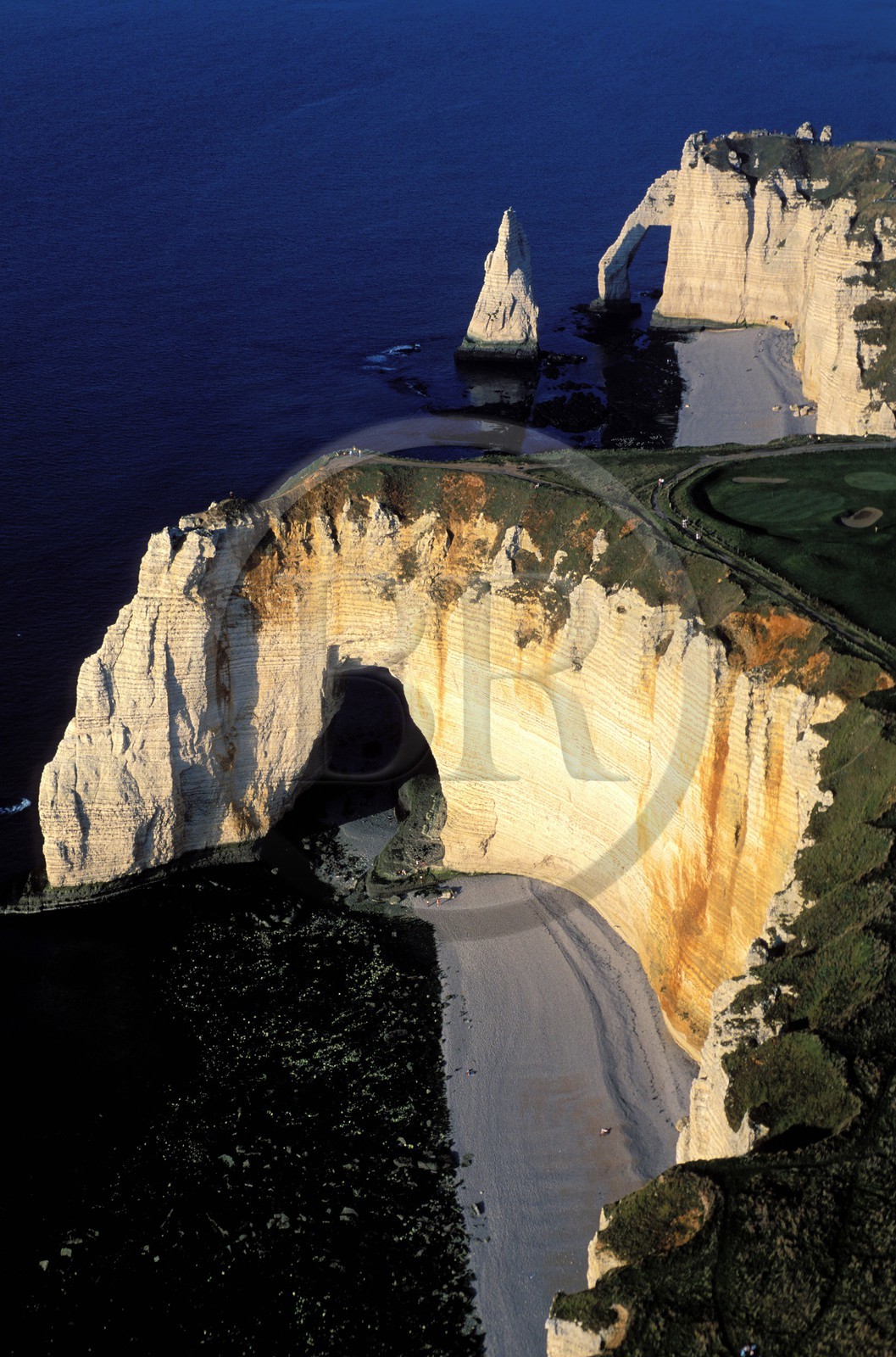 France, Seine-Maritime (76), Pays de Caux, Côte d'Albâtre, Etretat, falaise d' Aval sur la Côte d' Albâtre (vue aérienne)Pays de Caux, Côte d'Albâtre,
