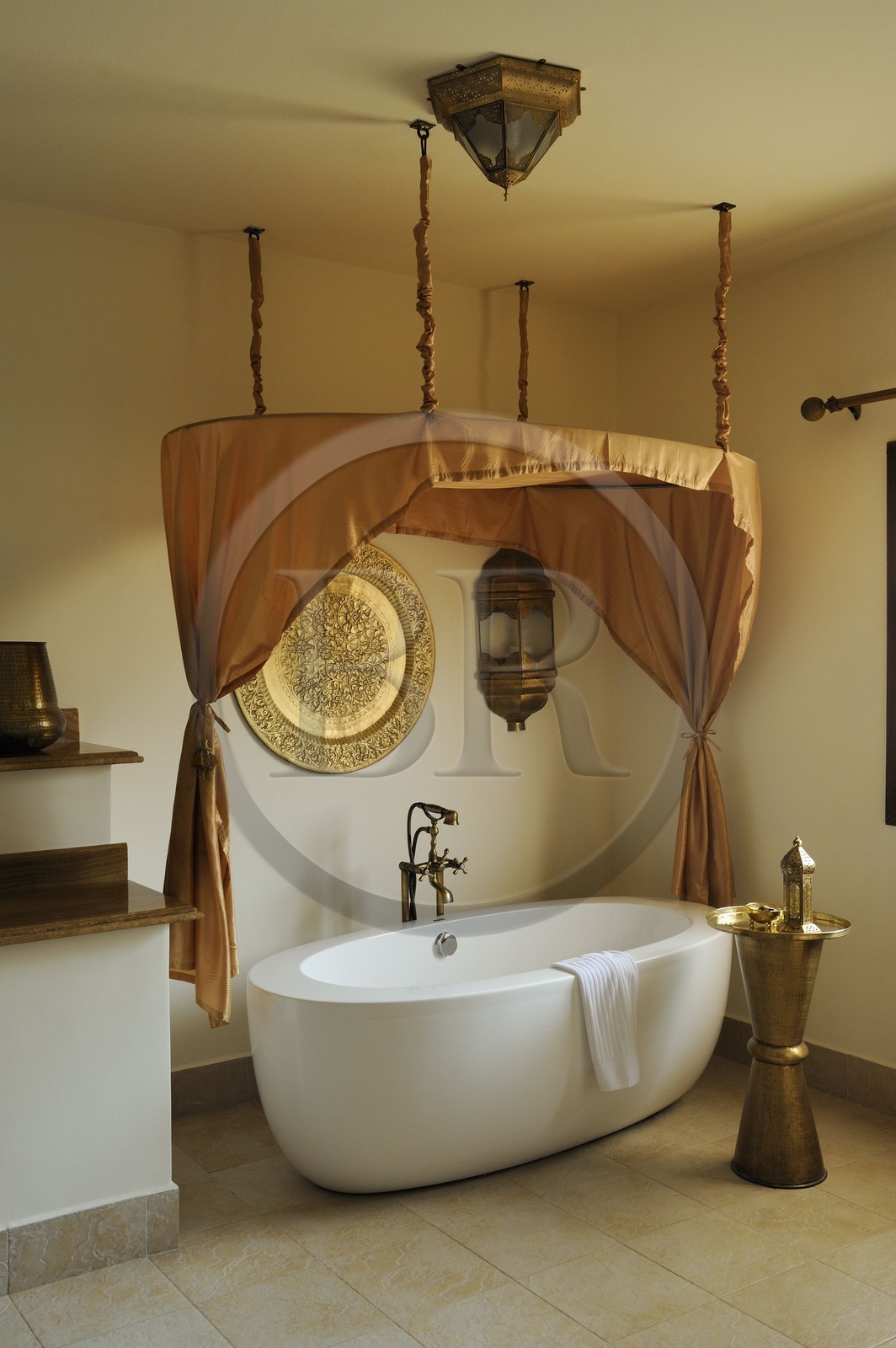 Tanzanie, archipel de Zanzibar, île de Unguja (Zanzibar), côte Sud-Est, Bwejuu, le luxueux Baraza Resort & Spa, salle de bain d'un bungalow