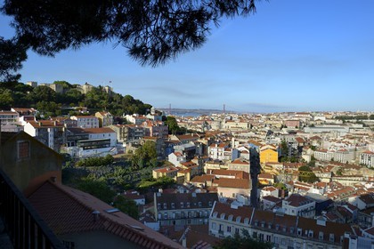 Portugal, Lisbonne, quartier de l'Alfama, panorama sur la ville depuis le Miradouro de Graça, le Castelo Sao Jorge (chateau Saint Georges) et le pont du 25 de Abril sur le Tage en arrière plan