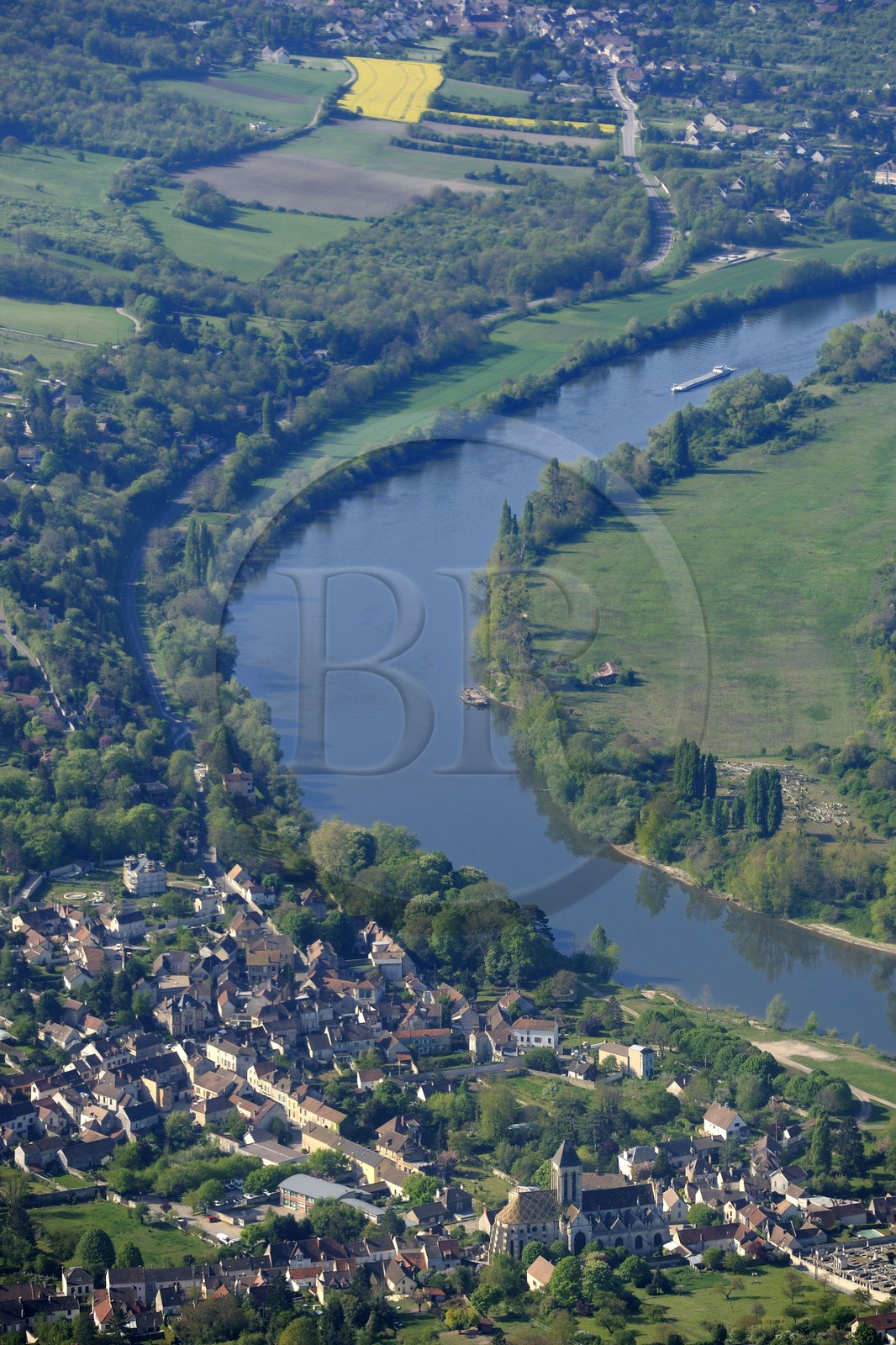 France, Val-d'Oise (95), le village de Vétheuil est niché dans une boucle de la Seine et l'église Notre Dame peinte par Claude Monet (vue aérienne)