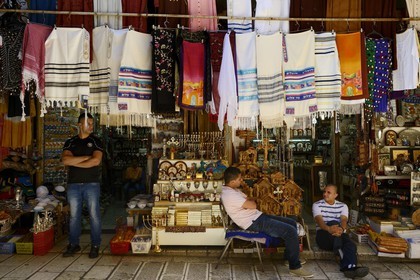 Israel, Jérusalem, ville sainte, vieille-ville classée Patrimoine Mondial de l'UNESCO, quartier chrétien, boutique de souvenirs et de produits religieux des trois religions