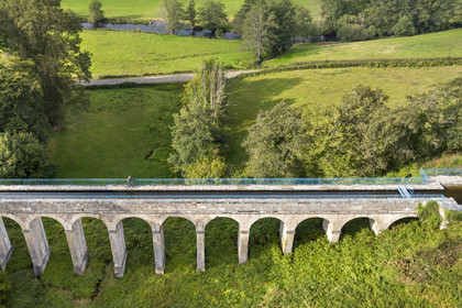 France, Nièvre (58), Parc naturel régional du Morvan, Montreuillon, pont aqueduc de Marigny, haut de 15 m et long de 92 m avec 13 arches, le long de la Rigole d’Yonne qui puise les eaux de l'Yonne au lac de Pannecière et alimente le canal du Nivernais (vue aérienne)