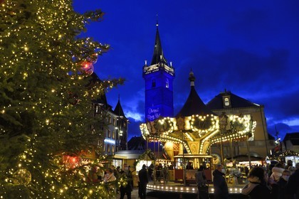 France, Bas Rhin, Obernai, Christmas market on the market square, Chapel Tower (Kappelturm) completed in the 16th century, serves as a belfry next to the town hall