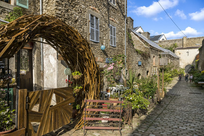 France, Finistère (29), Brest, la Saint Malo dans le vallon du Pontaniou en contrebas du plateau des Capucins dans le quartier de Recouvrance et fresque représentant la Belle Tamisier sur la vieille maison siège de l'association Vivre la Rue