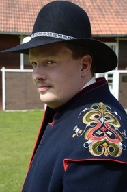 Suède, comté de Dalécarlie, région de Leksand, homme en costume traditionnel pour les célébrations du solstice d'été dans le petit hameau de Sunnanäng