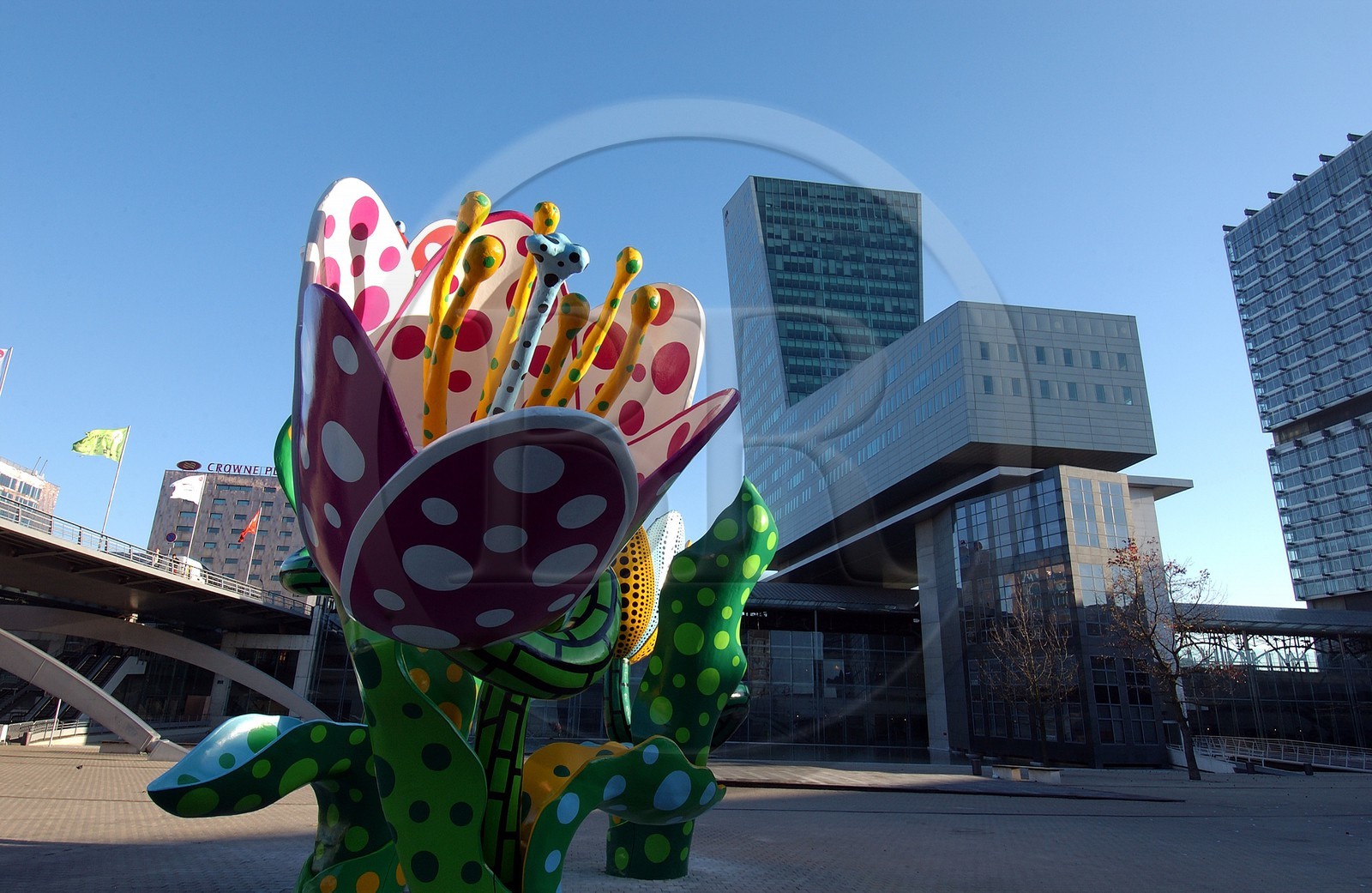France, Nord (59), Lille, quartier Euralille, Esplanade François-Mitterrand, Les tulipes de Shangri-La, sculpture permanente de Yayoi Kusama