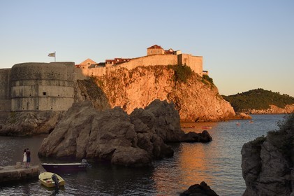Croatie, Dalmatie, cote dalmate, Dubrovnik, centre historique classé Patrimoine Mondial de l'UNESCO, les remparts coté mer et le décor de King's Landing dans Games of Thrones