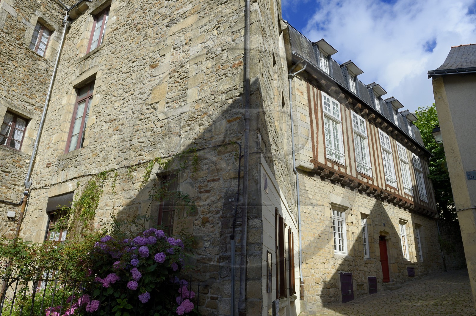 France, Morbihan (56), Golfe du Morbihan, Vannes, maison traditionnelle à l'angle de la rue de la Bienfaisance et de la rue des Vierges France, Morbihan (56), Golfe du Morbihan, Vannes, maison traditionnelle à l'angle de la rue de la Bienfaisance et de la rue des Vierges