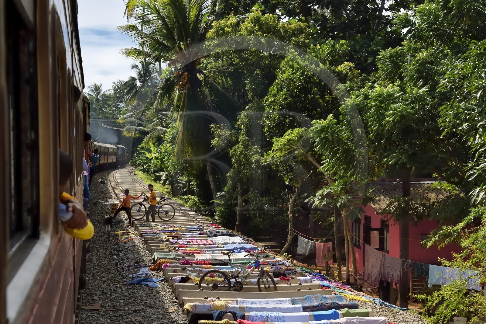 Sri Lanka, Province de l'Ouest, train de Colombo à Galle, linge sechant sur la voie ferrée en construction vers Kalutara