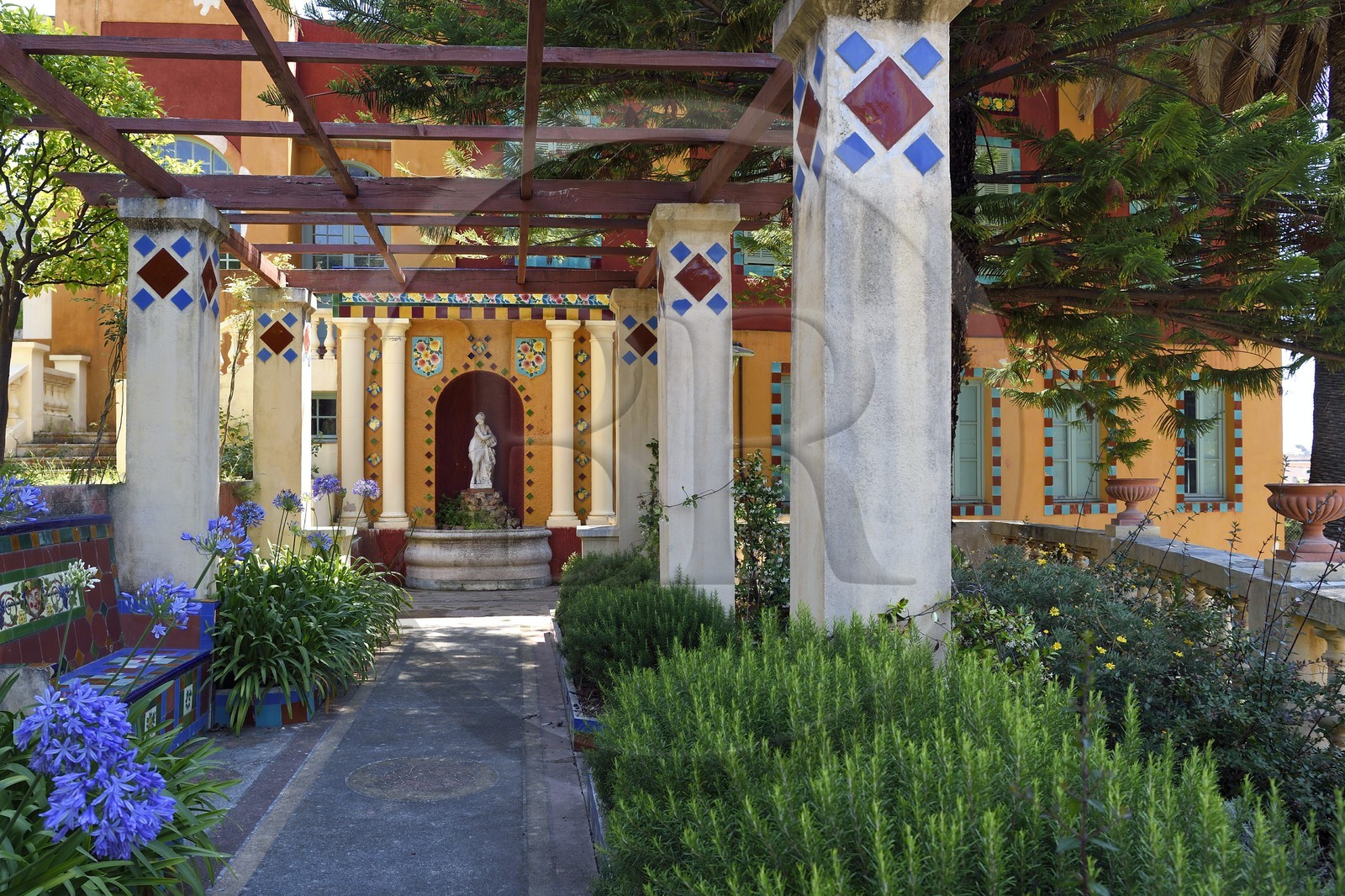 France, Alpes-Maritimes (06), Menton, Jardin Fontana Rosa, villa surélevée ornée de céramiques, qui comprend la bibliothèque et le cinéma personnels de l'écrivain, terrasse à piliers