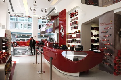 Italie, Lombardie, Milan, le Ferrari Store Milano