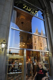 Italie, Lombardie, Milan, Zucca Galleria est le plus vieux bar à amers de Milan ouvert en 1867 à l'entrée de la galerie Vittorio Emanuele II et le Duomo en reflet