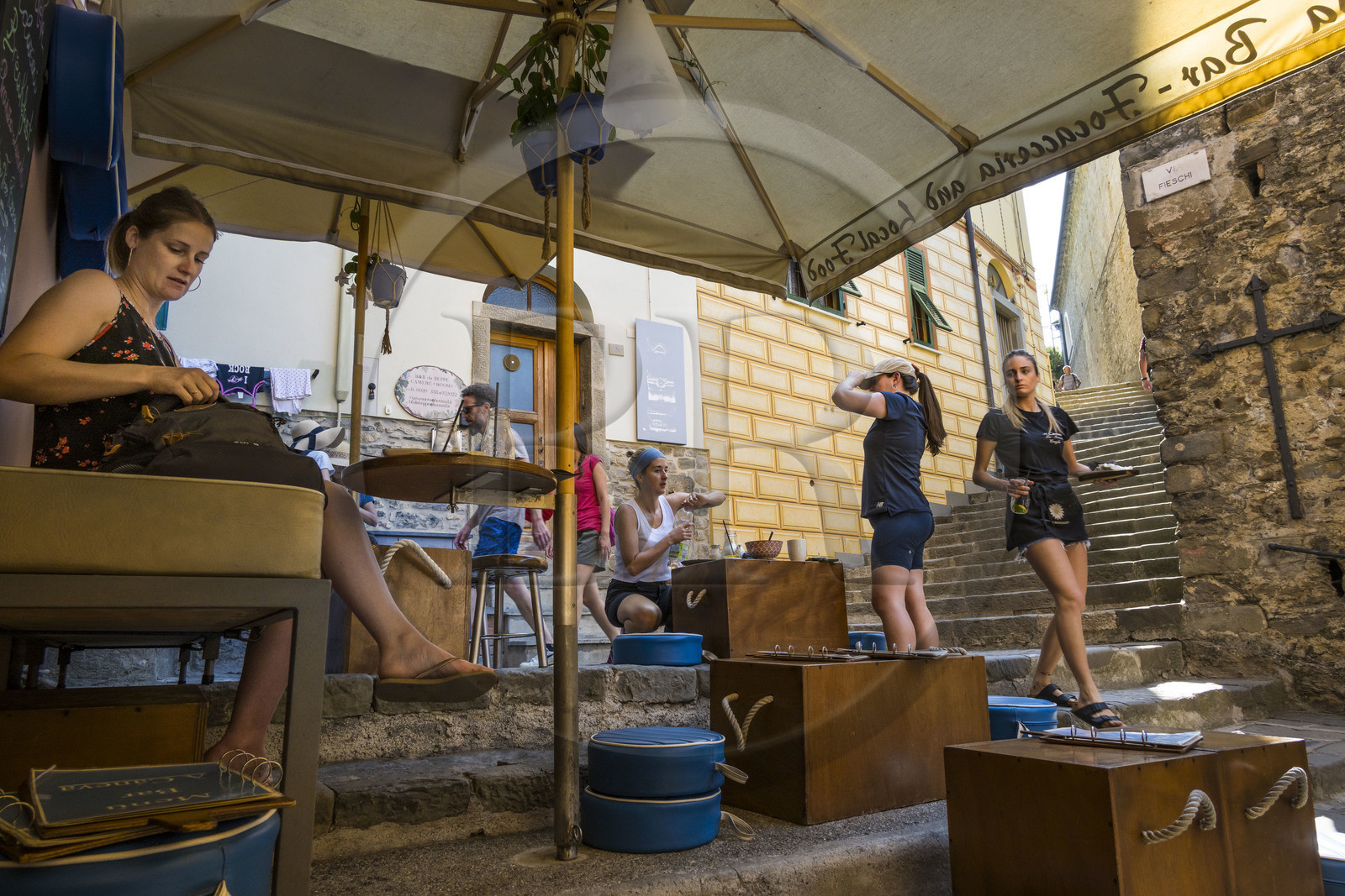 Italie, Ligurie, Cinque Terre, parc national des Cinque Terre classé Patrimoine Mondial de l'UNESCO, village de  Corniglia,  terrasse du Bar et Focacceria A Caneva