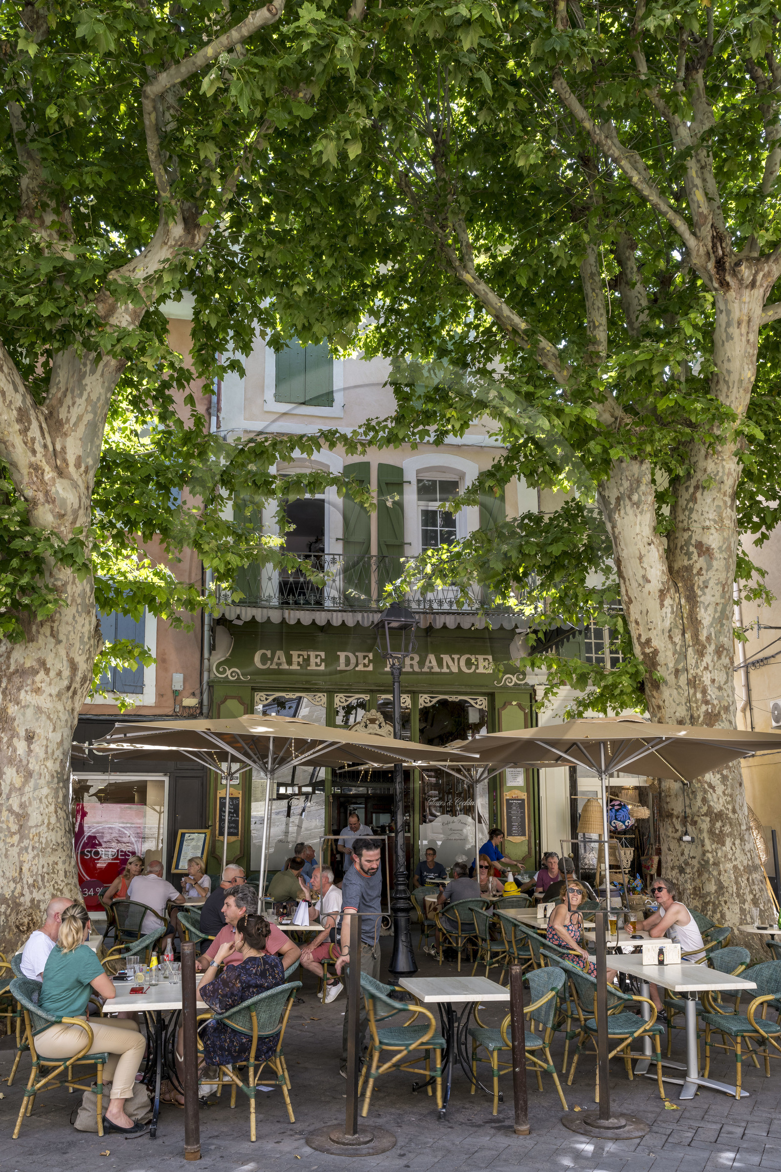 France, Vaucluse (84), L'Isle-sur-la-Sorgue, vieille ville, place de la Liberté, terrasse sous les platanes du Café de France