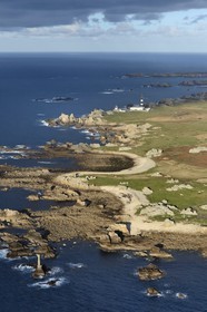 France, Finistère (29), parc naturel régional d'Armorique, mer d'Iroise, Ile d'Ouessant, réserve de Biosphère (UNESCO), phare du Creach et la côte ouest (vue aérienne)
