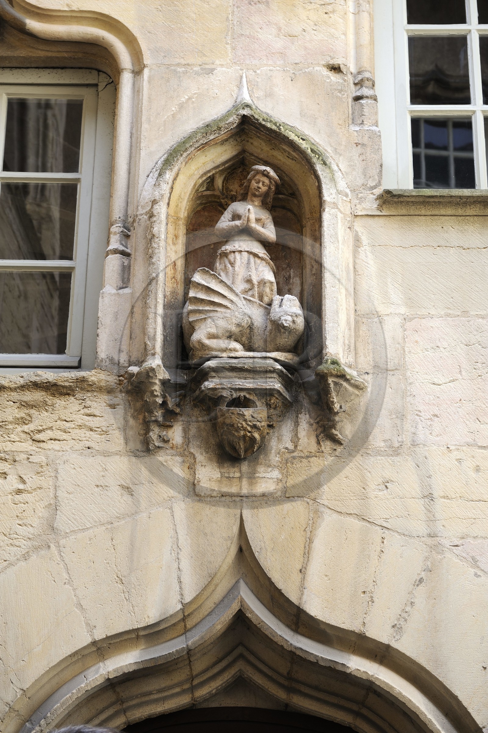 France, Côte d'Or (21), Dijon, Hôtel Filsjean de Mimande rue des Godrans, statue de Sainte-Marguerite écrasant un dragon