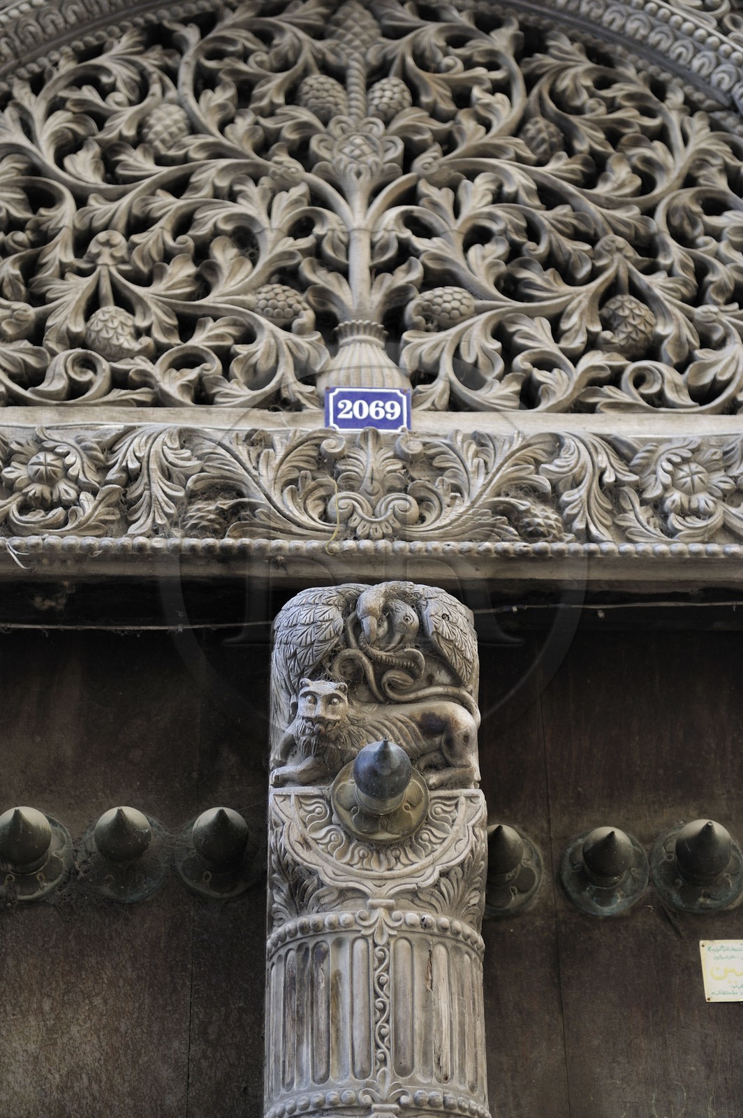 Tanzanie, archipel de Zanzibar, île de Unguja (Zanzibar), ville de Zanzibar, quartier Stone Town, classé Patrimoine Mondial de l' UNESCO, une porte de type indienne de la vieille ville dans le quartier de Shangani