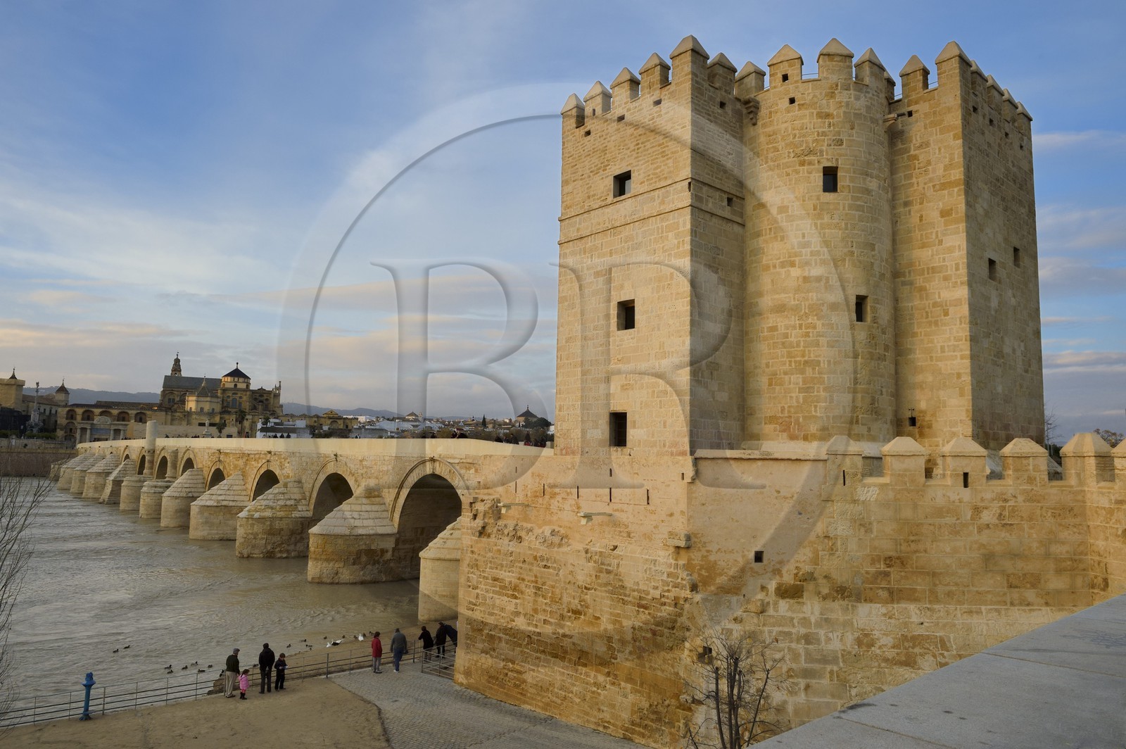 Espagne, Andalousie, Cordoue, centre historique classé Patrimoine Mondial de l'UNESCO, la Tour de la Calahorra, le pont romain sur le Guadalquivir du Ier siècle avant JC et la mosquée cathédrale en arrière plan