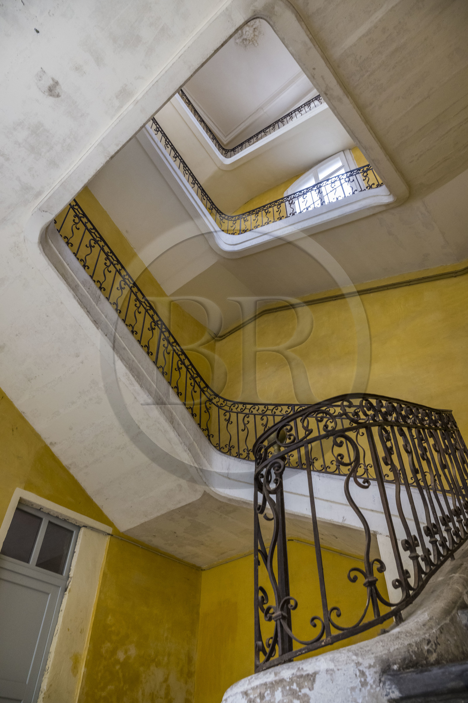 France, Hérault (34), Montpellier, centre historique appelé l’Ecusson, Hotel de Griffy, hotel particulier du XVIIIème siècle, escalier sur cour à rampe de ferronnerie datant de 1760