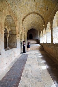 France, Var (83), Abbaye cistercienne du Thoronet, le cloitre