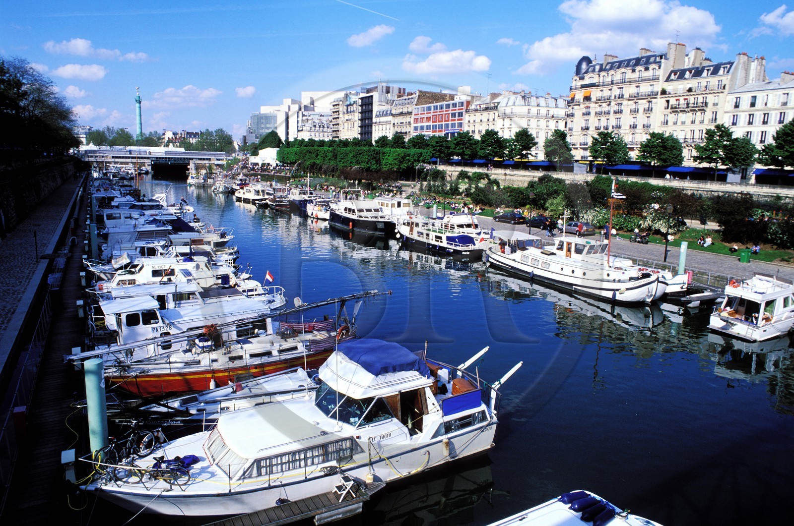 France, Paris (75), le port de plaisance de l' arsenal dans le quartier de la Bastille