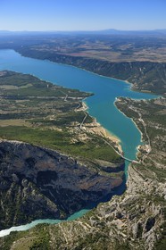 Var (83) rive gauche et Alpes-de-Haute-Provence (04) rive droite, Parc Naturel Régional du Verdon, les Gorges du Verdon qui débouchent sur le lac de Sainte Croix et le pont du Galetas (vue aérienne)