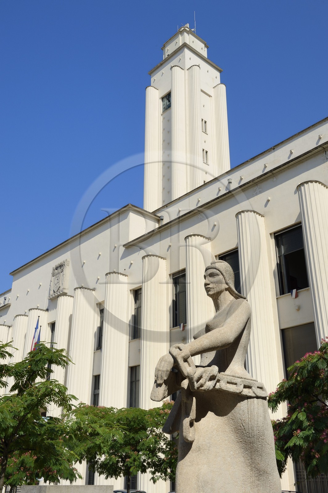 France, Rhône (69), Villeurbanne, ensemble architectural des gratte-ciel construit de 1927 à 1934, l’hôtel de Ville sur la place Lazare Goujon