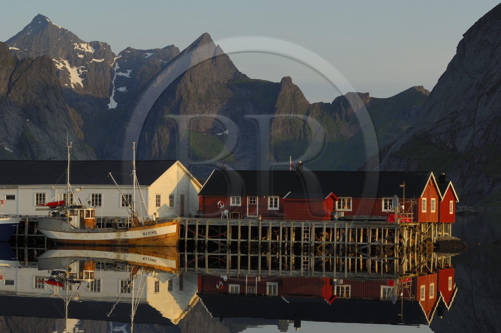 Norvège, Nordland, Iles Lofoten, Ile de Moskenes, port de pêche de Hamnoy près de Reine au soleil de minuit