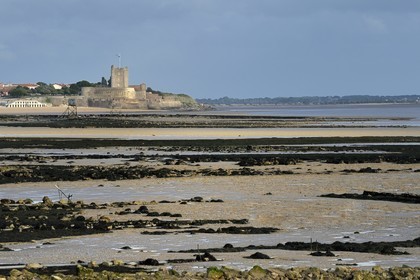 France, Charente-Maritime (17), Fouras, le fort de Fouras fortifié par Vauban en 1672 et la plage de la Pointe de la Fumée à marée basse