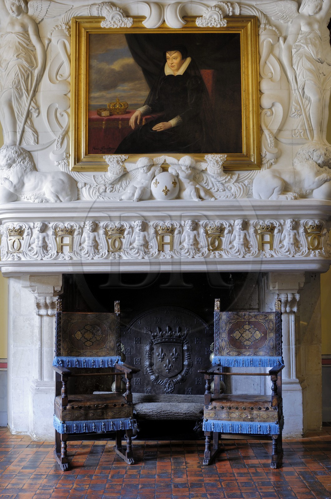 France, Indre-et-Loire (37), château de Chenonceau,  cheminée dans la chambre de Diane de Poitier, portrait de Catherine de Médicis