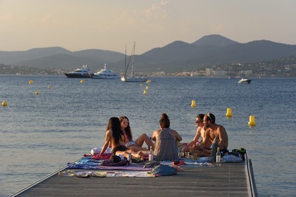 France, Var (83), Saint-Tropez, baie des Canebiers, moments entre amis sur le ponton de la plage des Canebiers
