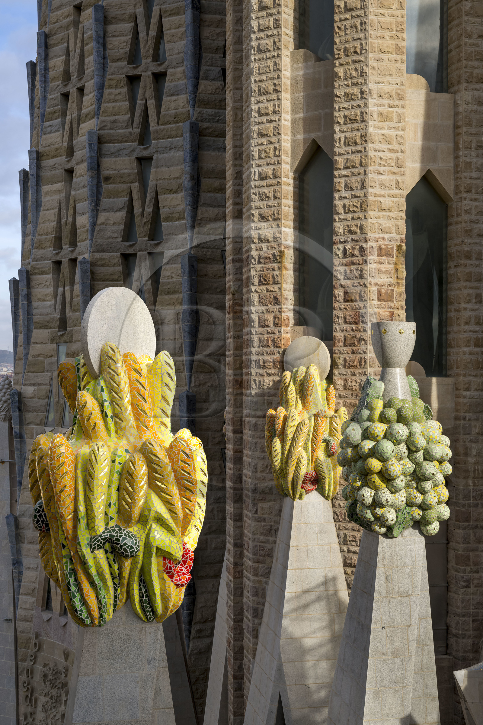 Espagne, Catalogne, Barcelone, quartier de l'Eixample, basilique de la Sagrada Familia de l'architecte du modernisme catalan Antoni Gaudi classée Patrimoine Mondial de l'UNESCO, sommets surmontés de mosaïques en forme de fruits