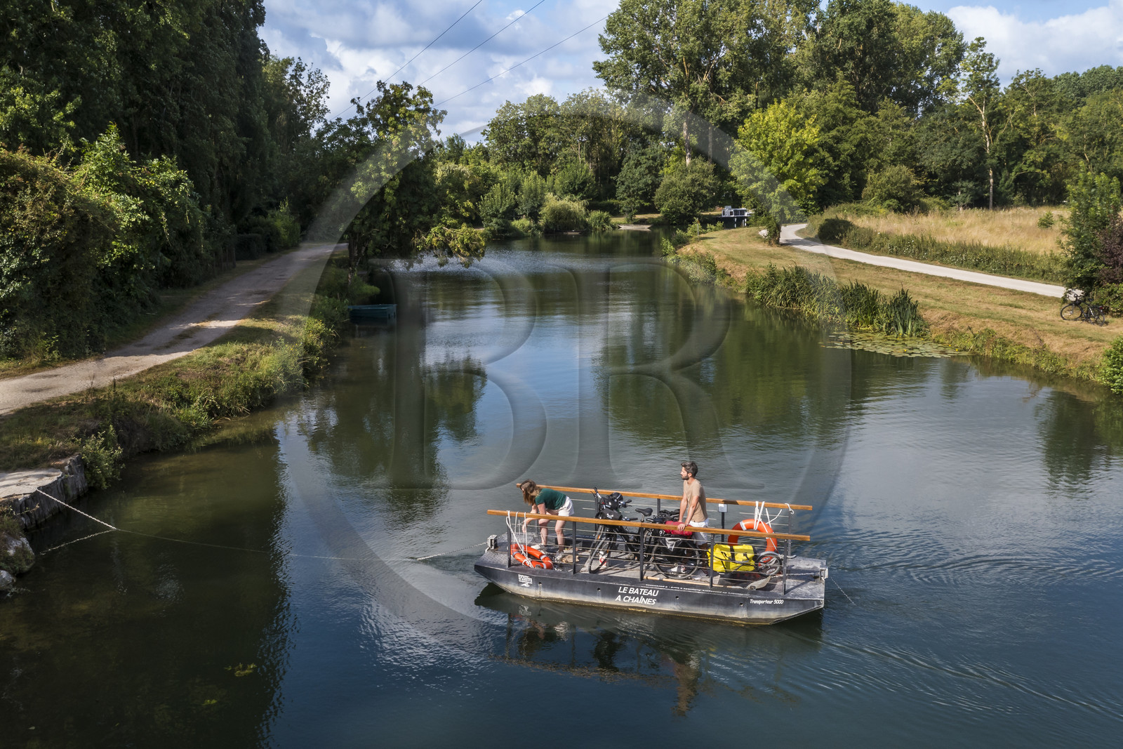 France, Deux-Sèvres (79), le Marais Poitevin, la Venise Verte, Magné, randonnée à bicyclette, passage de la Sèvre Niortaise à sur un des bateaux à chaines en libre accès (vue aérienne)