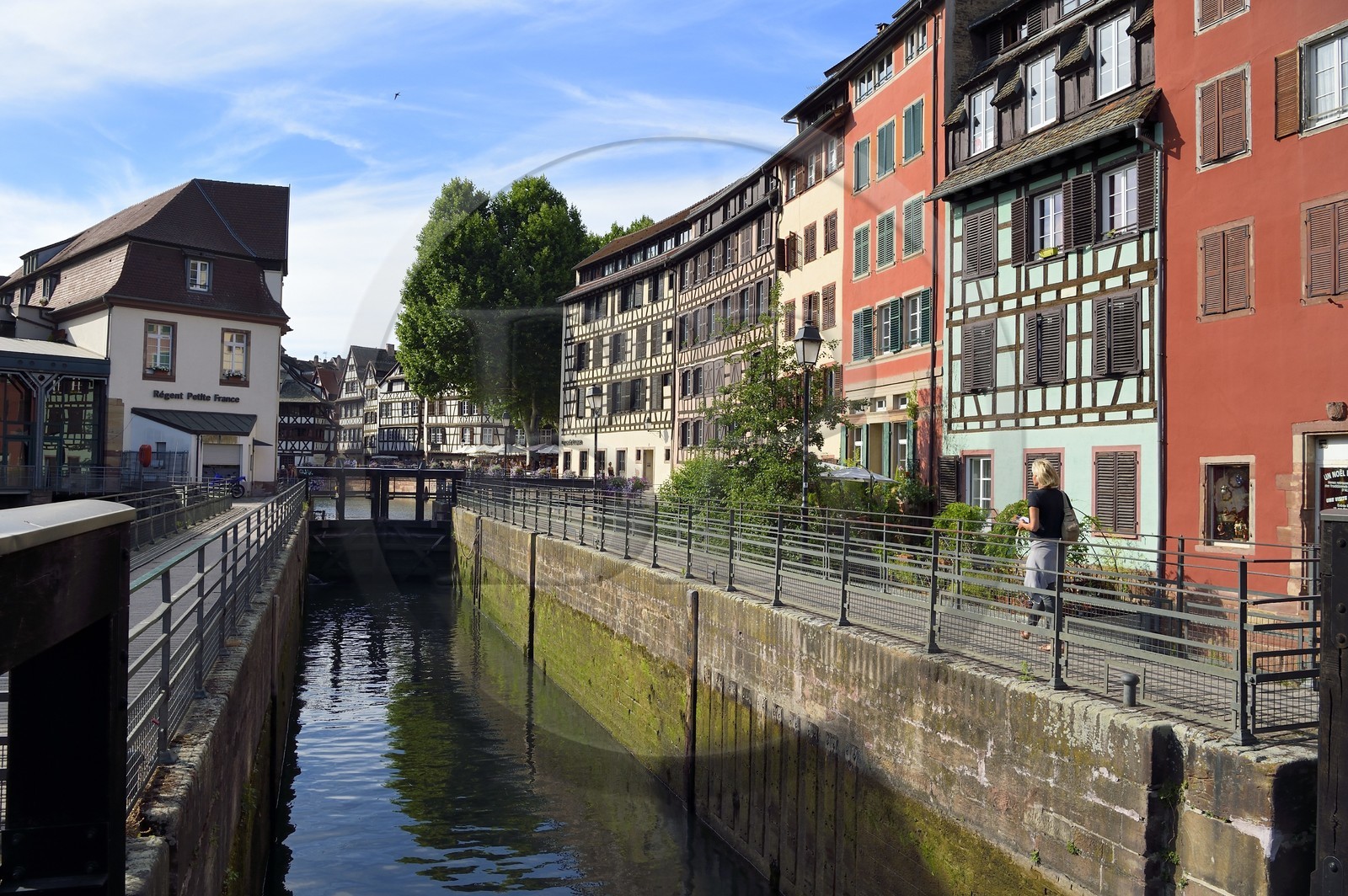 France, Bas-Rhin (67), Strasbourg, vieille ville classée au Patrimoine Mondial de l'UNESCO, quartier de la Petite France, l'écluse sur l'Ill vers le quai des Moulins et la passerelle des anciennes glacières France, Bas-Rhin (67), Strasbourg, vieille ville classée au Patrimoine Mondial de l'UNESCO, quartier de la Petite France, l'écluse sur l'Ill vers le quai des Moulins et la passerelle des anciennes glacières