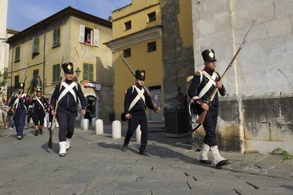 Italie, Ligurie, Sarzana, Napoleon Festival, soldats français de la Grande Armée du 9ème Régiment d'Infanterie légère patrouillant dans les rues