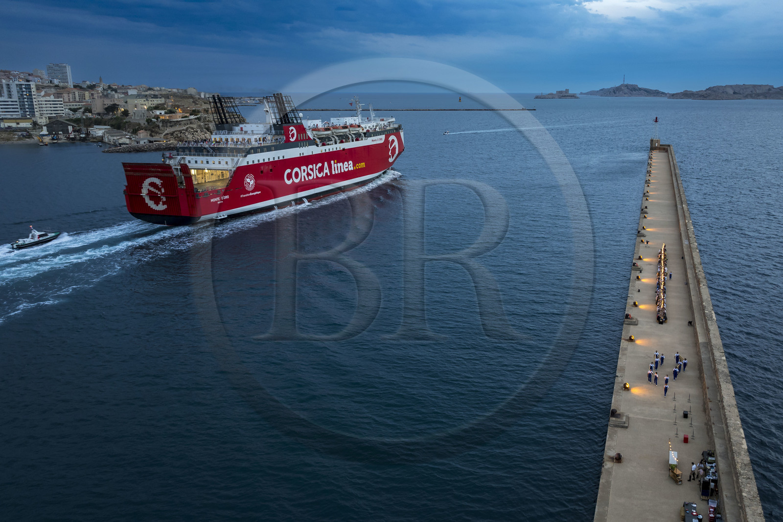 France, Bouches-du-Rhône (13), Marseille, Zone Euroméditerranée, grand port maritime de Marseille (GPMM), la digue du large, convives attablés à une grand table de banquet dressée par le chef Emmanuel Perrodin dans le cadre des Diners Insolites, un ferry de Corsica Linea quitte le port, l’Archipel des îles du Frioul avec le Chateau d'If en arrière plan (vue aérienne)
