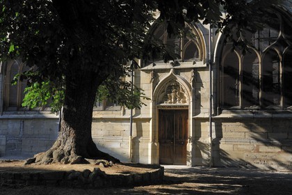 France, Paris (75), Eglise Saint-Séverin , jardin qui remplace l'ancien charnier qui était devant l'église