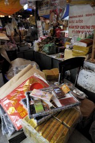 Vietnam, Hanoï, quartier des 36 rues dans la vieille ville, marché Hang Be, offrandes à bruler de faux objets en papier