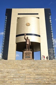 Namibie, région de Khomas, Windhoek, statue du Dr Sam Nujoma (président fondateur de la nation Namibienne) devant le Independence Memorial Museum construit par la Corée du Nord