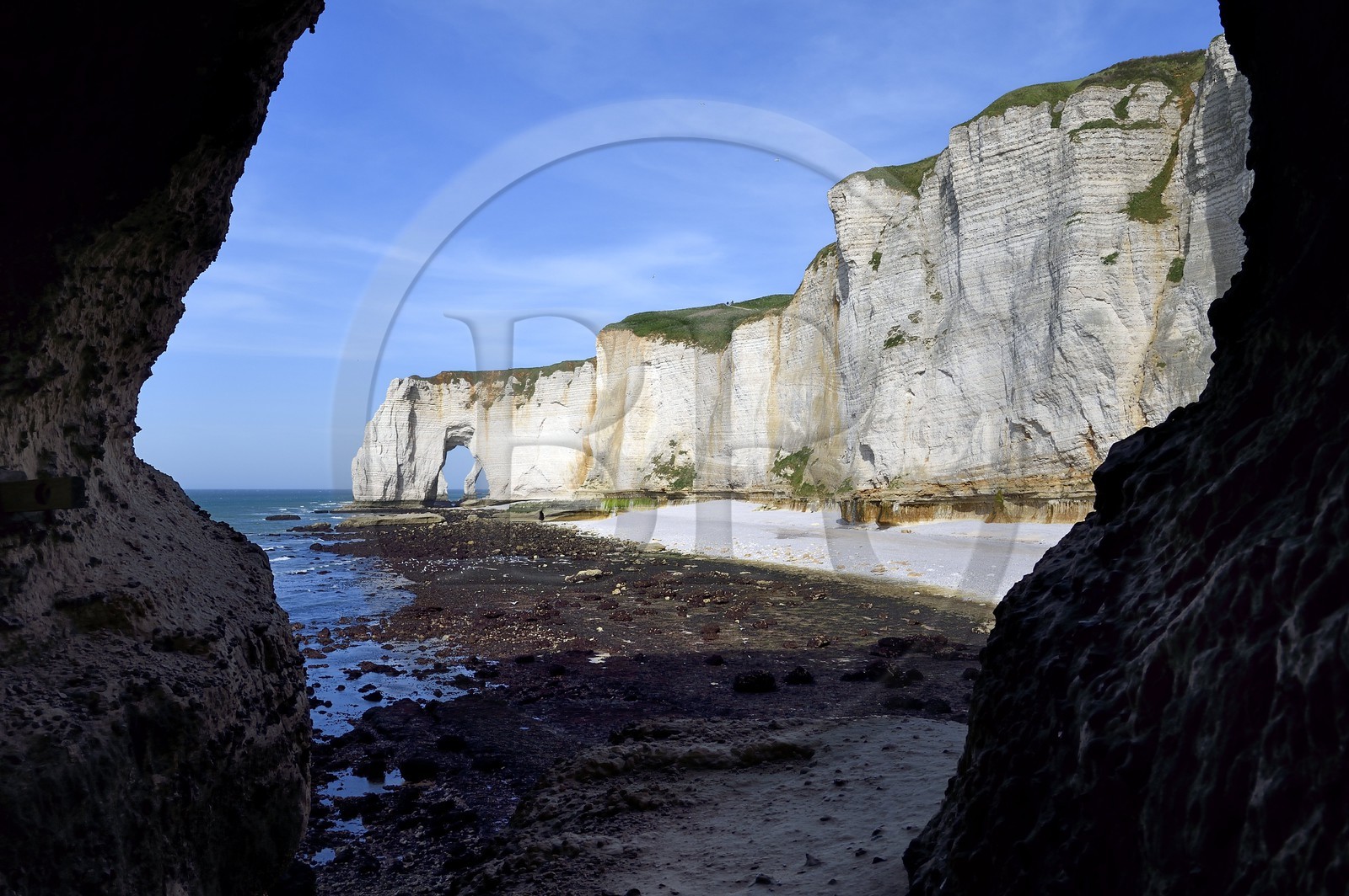 France, Seine-Maritime (76), Pays de Caux, Côte d'Albâtre, Etretat, la Manneporte vue depuis un passage sous la pointe de la Courtine, marée basse