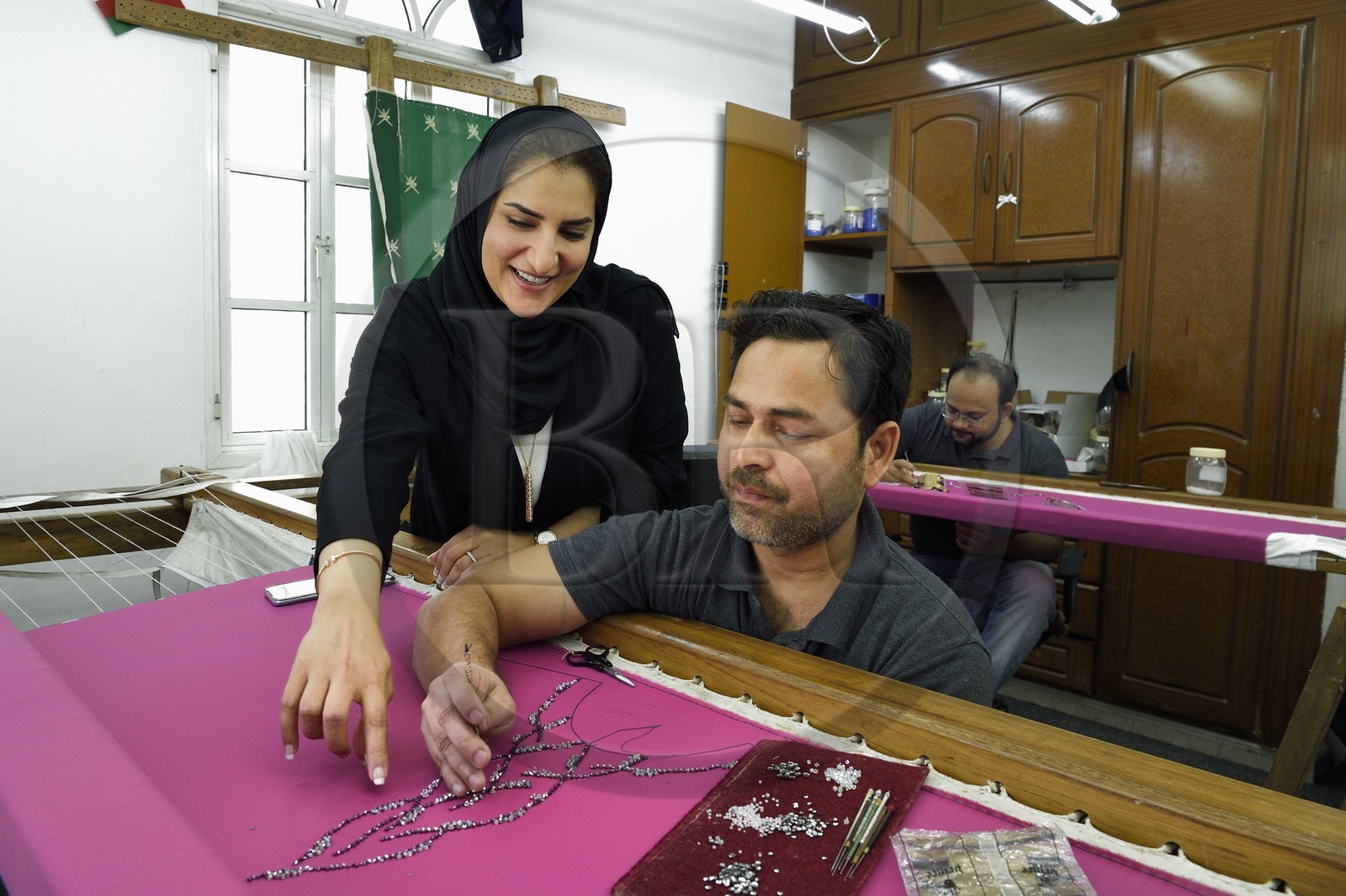 Sultanat d'Oman, Mascate, quartier de Al-Athaiba, atelier de haute couture de Amal Al-Raisi, la fondatrice et la créatrice de mode Amal Al-Raisi avec un de ses brodeurs Sultanat d'Oman, Mascate, quartier de Al-Athaiba, atelier de haute couture de Amal Al-Raisi, la fondatrice et la créatrice de mode Amal Al-Raisi avec un de ses brodeurs