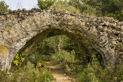 France, Gard (30), Vers-Pont-du-Gard, vestiges de l'aqueduc romain de plus de 52 km de longueur qui amenait l'eau de la Fontaine d'Eure au pied d'Uzès jusqu'à Nimes en passant sur le Pont du Gard